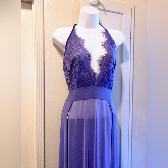 Plunging Scalloped Lace Night Gown With Slits On The Sides Size 1XL - Picture 3 of 10